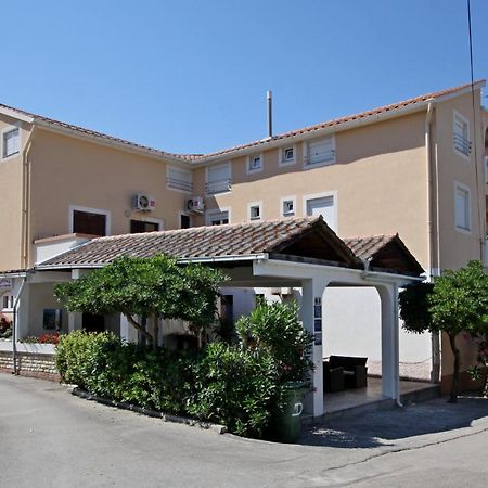 Apartments And Rooms Vesna Новаля Екстериор снимка