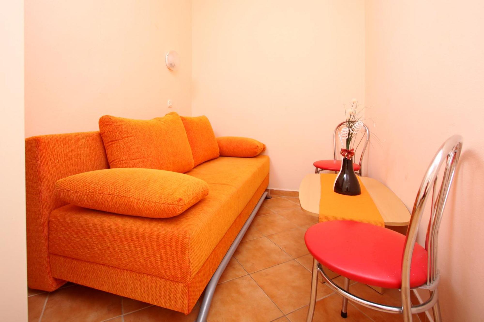Apartments And Rooms Vesna Новаля Екстериор снимка