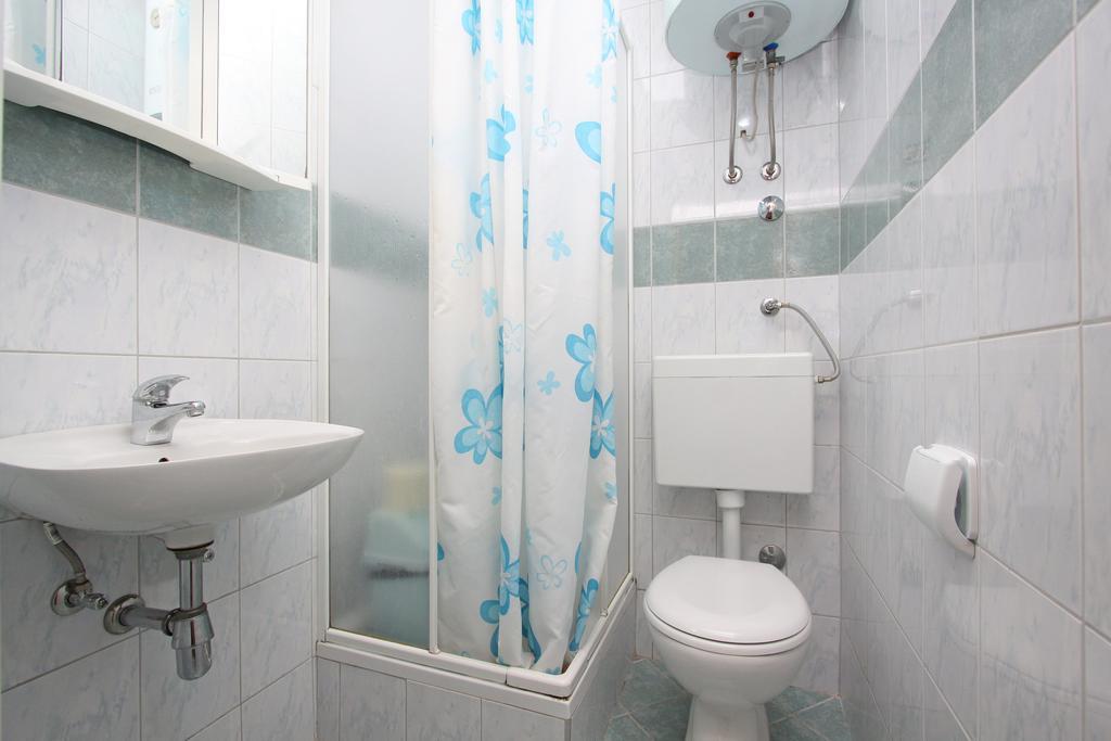 Apartments And Rooms Vesna Новаля Екстериор снимка