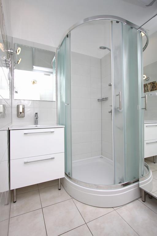 Apartments And Rooms Vesna Новаля Екстериор снимка