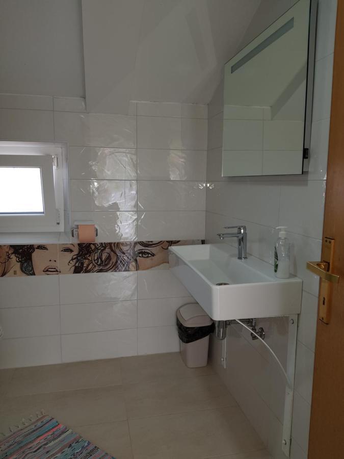 Apartments And Rooms Vesna Новаля Екстериор снимка