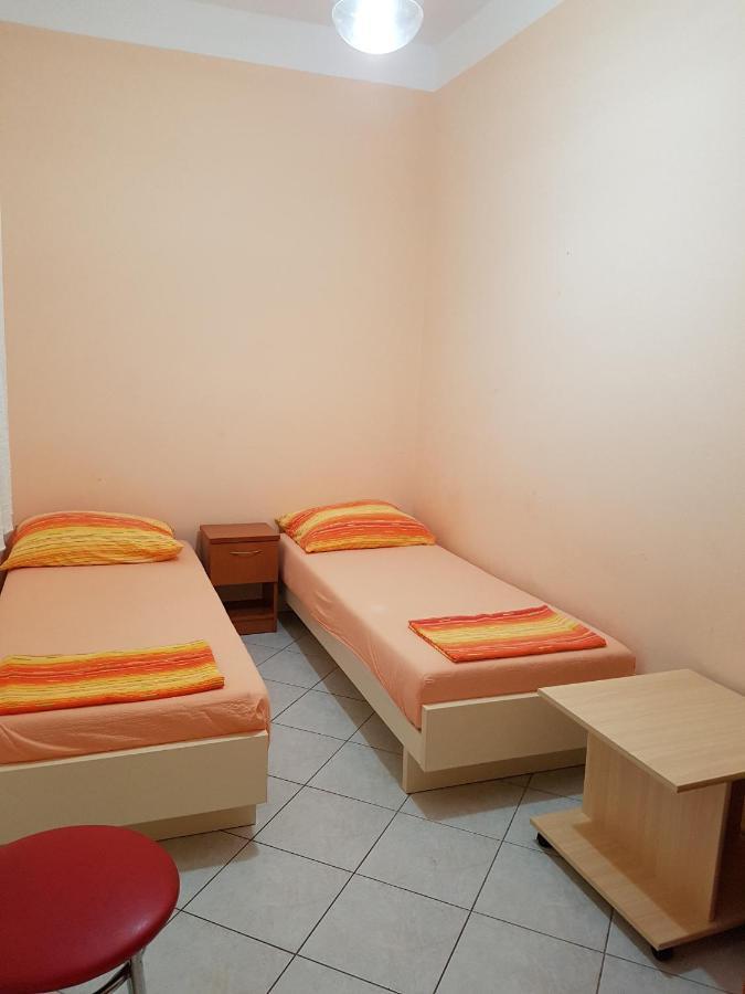 Apartments And Rooms Vesna Новаля Екстериор снимка